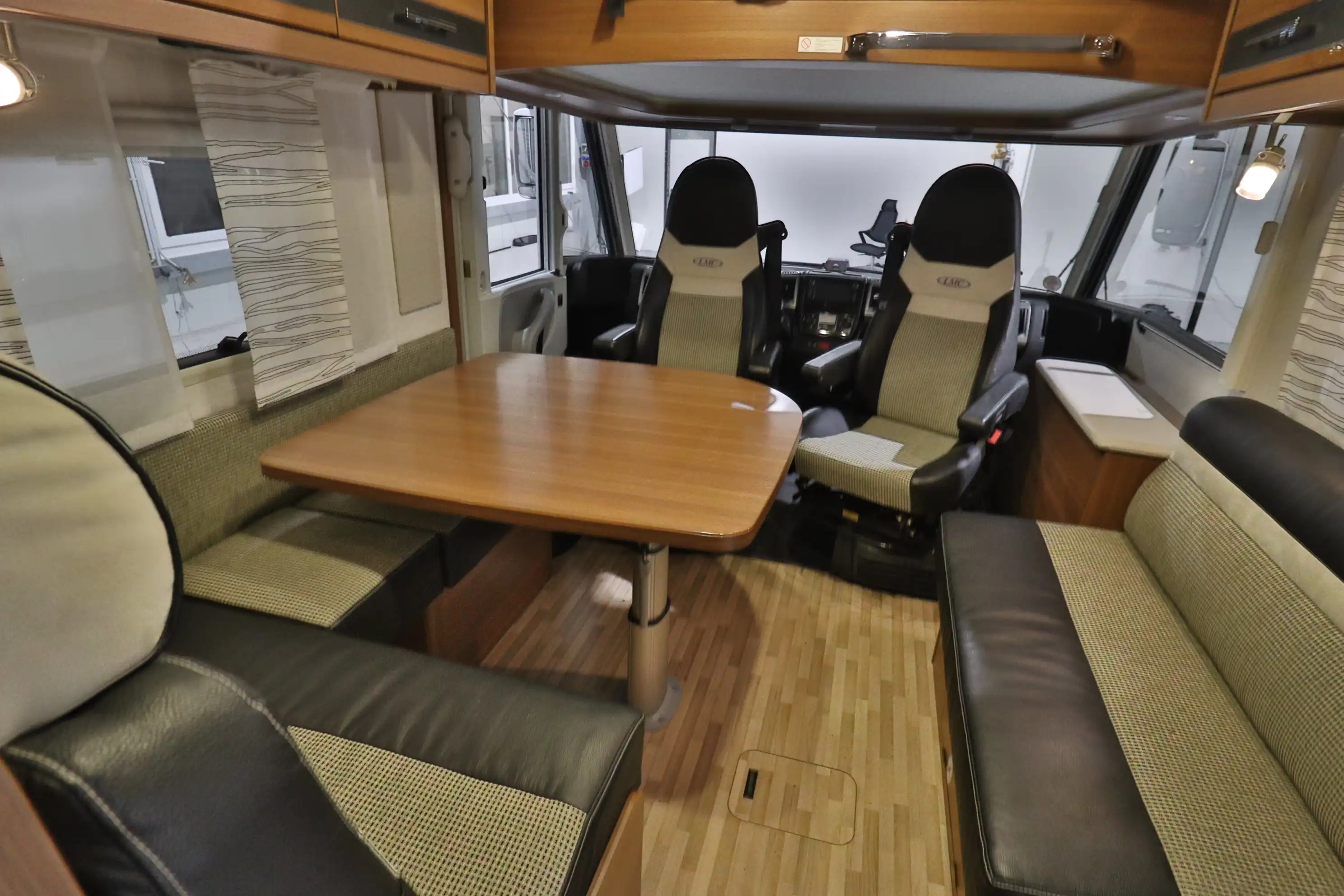 LMC Explorer I 585 Blackline 